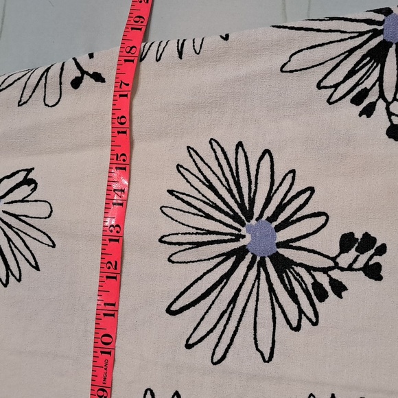 Sisley skirt size 42/6 white w/blue flowers - Picture 3 of 7